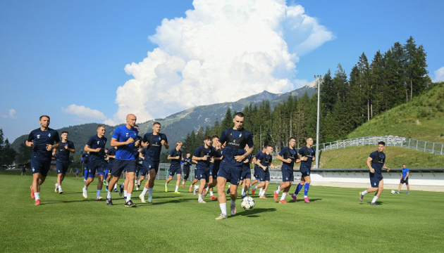 Futbolistas del Dynamo Kyiv hacen la primera sesión de entrenamiento en Austria (Vídeo) Futbolistas del Dynamo Kyiv hacen la primera sesión de entrenamiento en Austria (Vídeo)