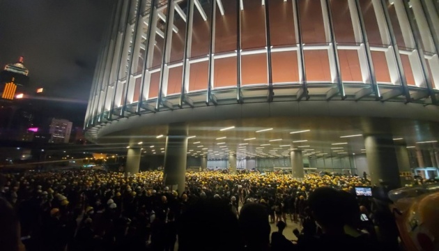 У Гонконзі протестувальники штурмують парламент
