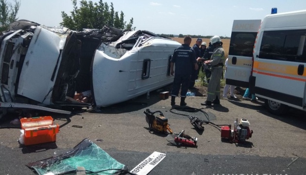 На Миколаївщині вантажівка зіткнулася з маршруткою, є жертва