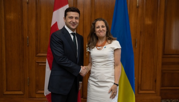 Selenskyj bei Treffen mit Außenministerin Kanadas Freeland: Kurs auf NATO- und EU-Mitgliedschaft unverändert