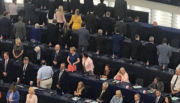 Перша сесія новообраного Європарламенту почалася з демаршу депутатів від партії Brexit