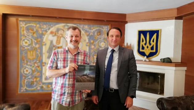 Посол України зустрівся з митцем Олегом Шупляком у Греції