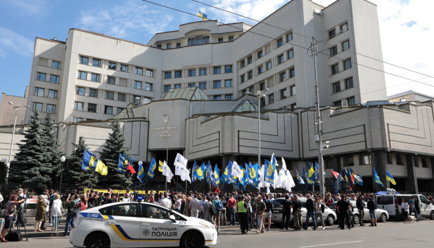 Protest vor Verfassungsgericht gegen mögliche Nichtigerklärung des Lustrationsgesetzes - Fotos, Video