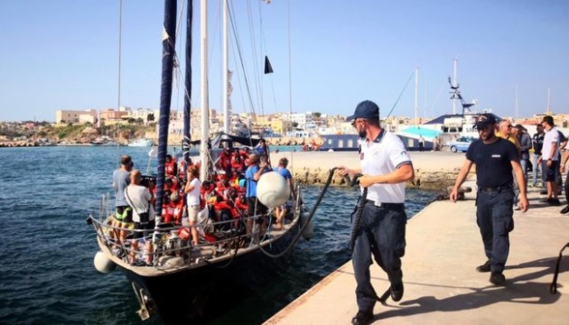 До берегів Італії прийшло нове судно з мігрантами