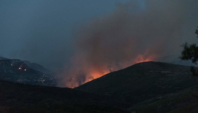 На грецькому острові досі гасять лісову пожежу, кілька сіл евакуювали