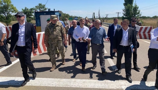 Taylor, Danyliuk visit Kalanchak checkpoint on administrative border with Crimea