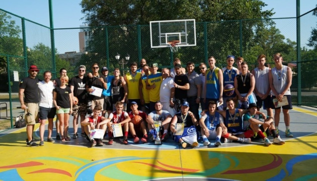 У Миколаєві відкрили відновлений баскетбольний майданчик
