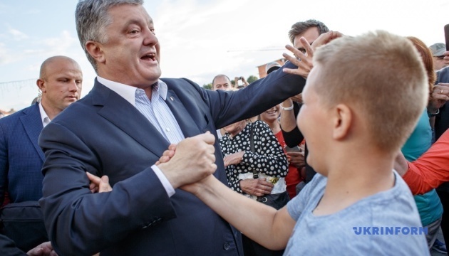 Порошенко зустрівся з виборцями в Ужгороді