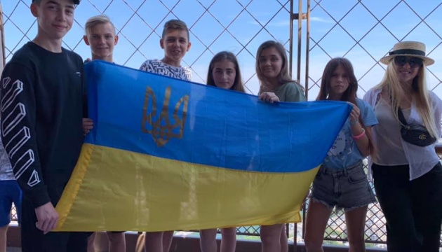Дітей захисників України привезли на відпочинок до Франції