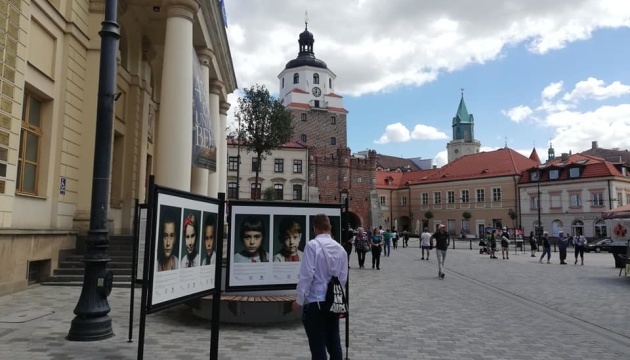 W Lublinie odbywa się wystawa fotografii ulicznej poświęcona dzieciom poległych żołnierzy ukraińskich ZDJĘCIA