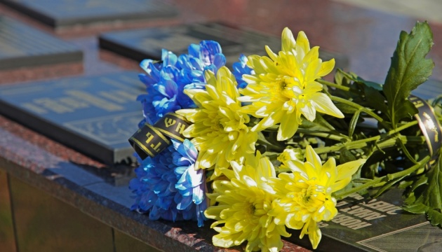 У Миколаєві вшанували пам’ять десантників, загиблих під Зеленопіллям у 2014 році У Миколаєві вшанували пам’ять десантників, загиблих під Зеленопіллям у 2014 році