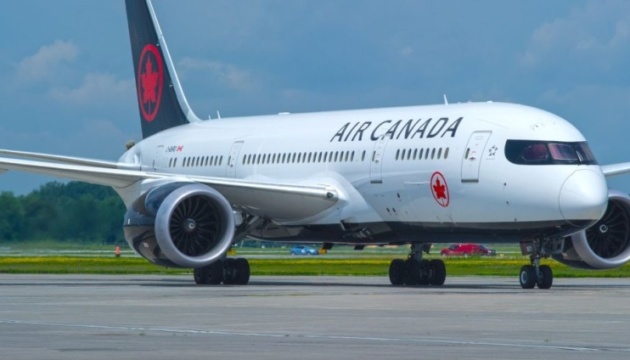  Найбільша канадська авіакомпанія скорочує половину персоналу