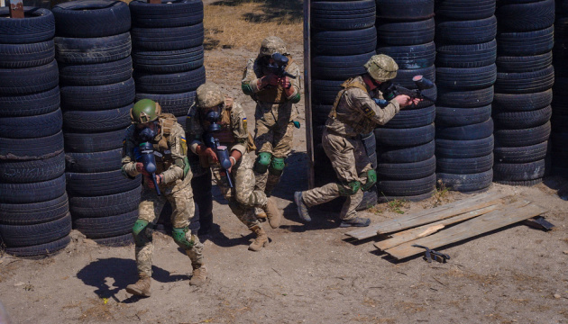 Украинские морпехи готовятся к дежурству в составе тактической группы ЕС «Хелброк»