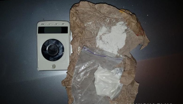 На Печерську затримали чоловіка з партією кокаїну на 300 тисяч