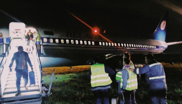 У Жулянах літак із 139 пасажирами викотився за межі злітно-посадкової смуги