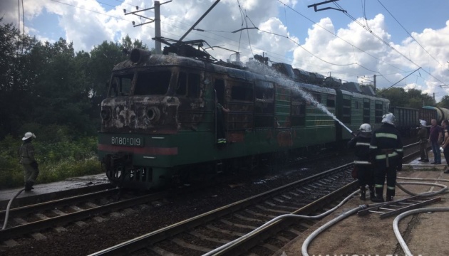 Пожар электровоза заблокировал железную дорогу в Харьковской области Пожар электровоза заблокировал железную дорогу в Харьковской области