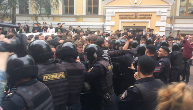 Поліція почала затримувати учасників акції в Москві