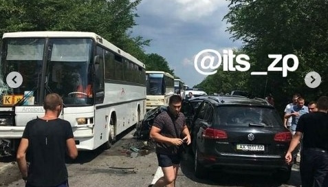 Автомобіль із кортежу Зеленського потрапив в аварію на Запоріжжі