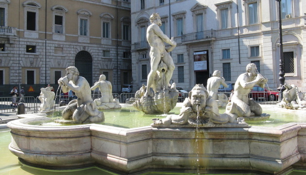 В Риме оштрафовали на полтысячи евро туриста, собиравшего монеты в фонтане