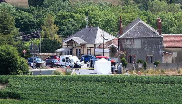 У Франції потяг розтрощив авто, загинули жінка й троє дітей