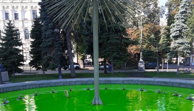 Вандали пофарбували у зелений колір фонтани на Майдані