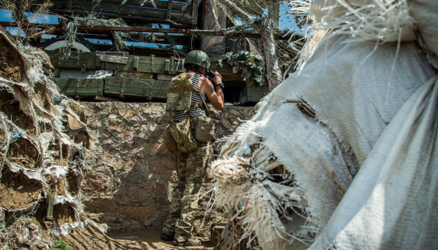 Donbass: Waffenruhe 13 Mal gebrochen, Besatzer schießen mit Maschinengewehren und Granatwerfern