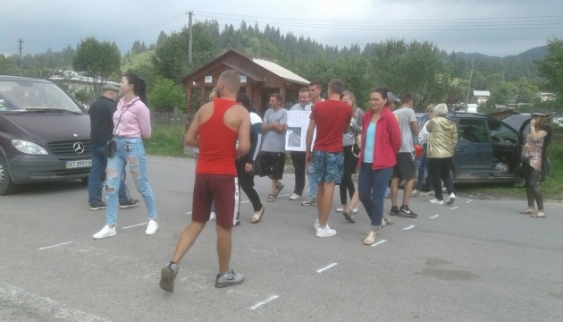 В Карпатах перекрили дорогу, вимагаючи ремонту шляхів та мостів В Карпатах перекрили дорогу, вимагаючи ремонту шляхів та мостів