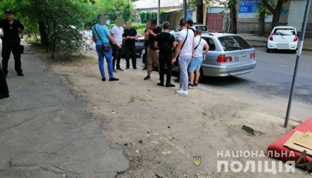 У Миколаєві поліція перевіряє групу молодиків зі зброєю біля ДВК