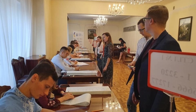 Más de 800 ucranianos han acudido a las urnas en Varsovia