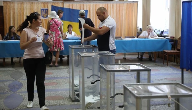 1.050 observadores y 11 representantes de los medios extranjeros observan las elecciones en Ucrania