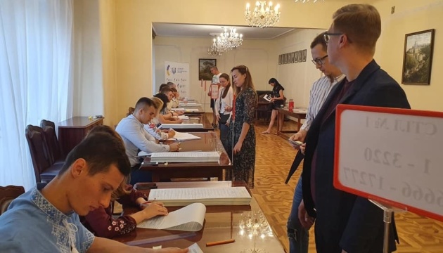 У Варшаві проголосували вже більше 800 українців, явка зростає