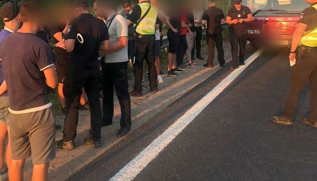 На в'їзді до Києва поліція перевіряє автобуси На в'їзді до Києва поліція перевіряє автобуси