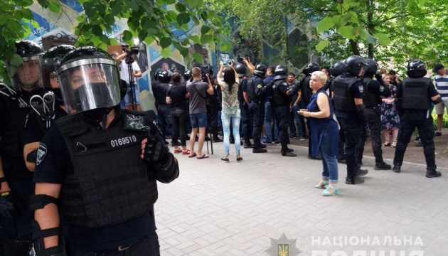 “Виборчі” протести у Покровську: люди встановили намети та підносять шини