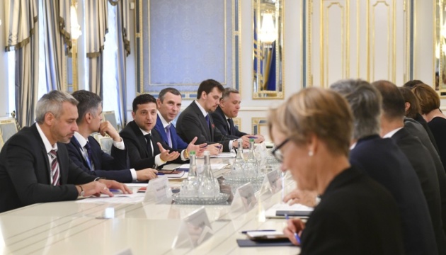 Зеленський обговорив із послами G7 вибори, реформи та війну на Донбасі