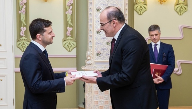 Zelensky receives credentials from five ambassadors