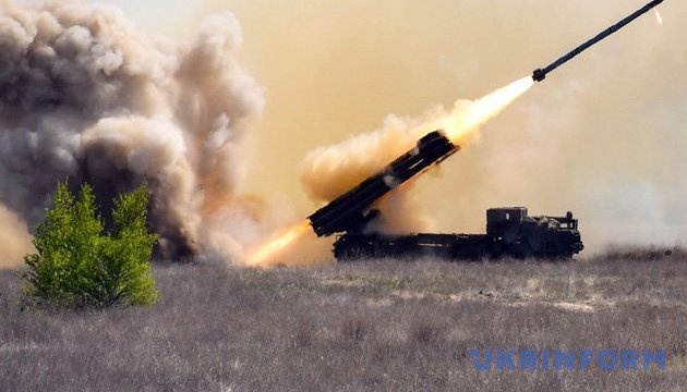 Ucrania prueba el lanzacohetes múltiple Vilkha (Vídeo)