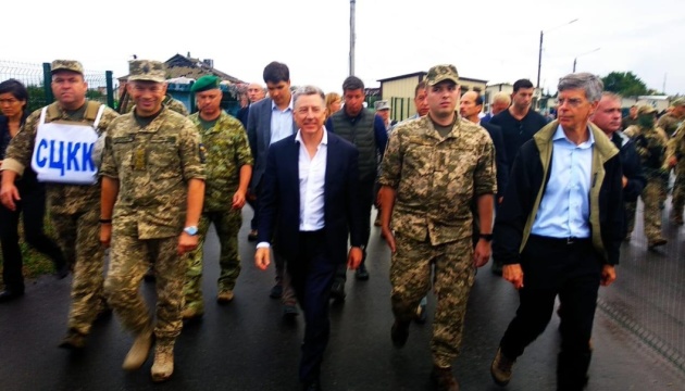 Volker und US-Delegation besuchen Konfliktgebiet in der Ostukraine - Fotos