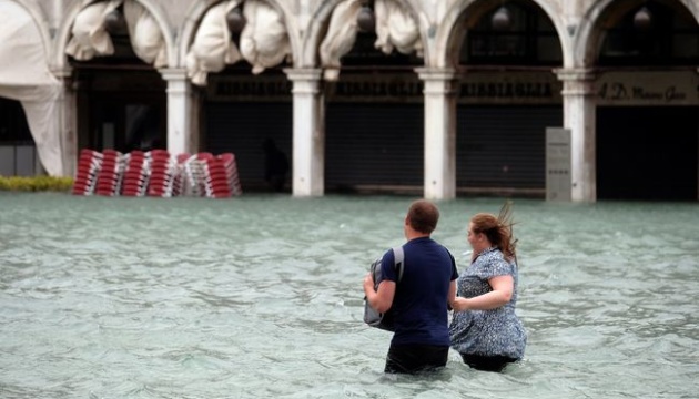 Італію “заливає” - сильні дощі підтопили дороги і зруйнували міст