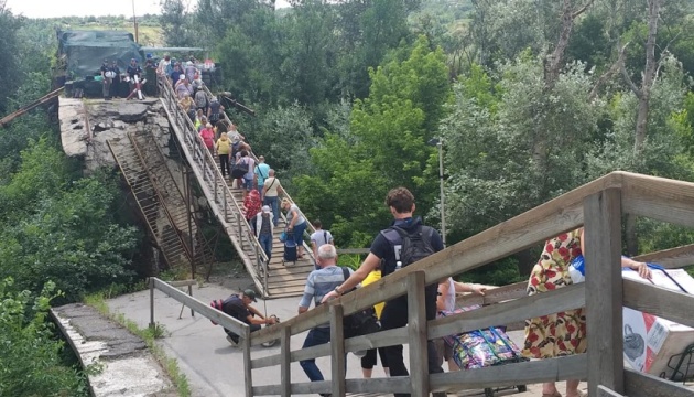 Українська сторона зводить обхідний пішохідний міст біля Станиці Луганської