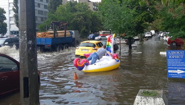 Київ знову “поплив”: соцмережі показали, як це було