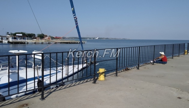 В Керчи оккупанты закрыли единственный причал для яхт и загородили море забором
