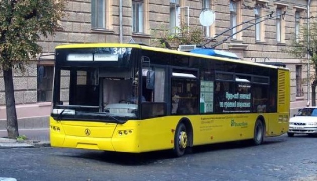 Аварія на високовольтній лінії у Чернівцях зупинила майже всі тролейбуси