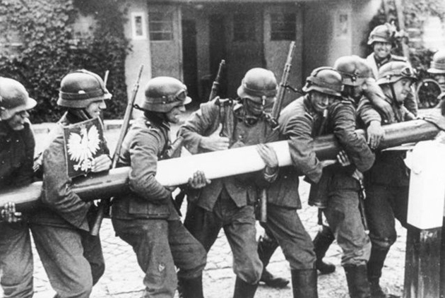 Німецькі війська атакувють Польщу