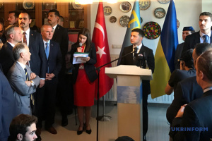 ゼレンシキー大統領、トルコ訪問開始 アタテュルク廟献花とクリミア・タタール人代表との面会