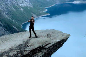 Violinista ucraniano toca en la Lengua de Troll en Noruega