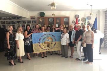 Українська діаспора Туреччини передала Зеленському прапор зі своїми підписами