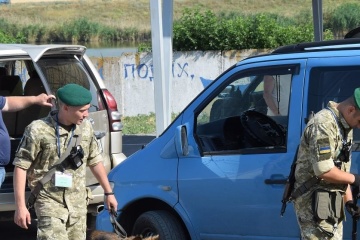 У пунктах пропуску на Донбасі у чергах - 230 автомобілів