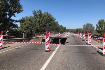 Перевантажена фура “обвалила” міст біля Харкова - Укравтодор