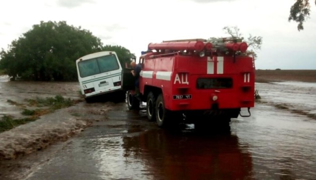 На Одещині рятувальники ліквідовують наслідки суботньої зливи