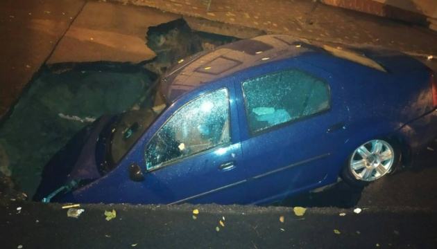 У Білгороді-Дністровському автівка провалилась у “дощову” яму